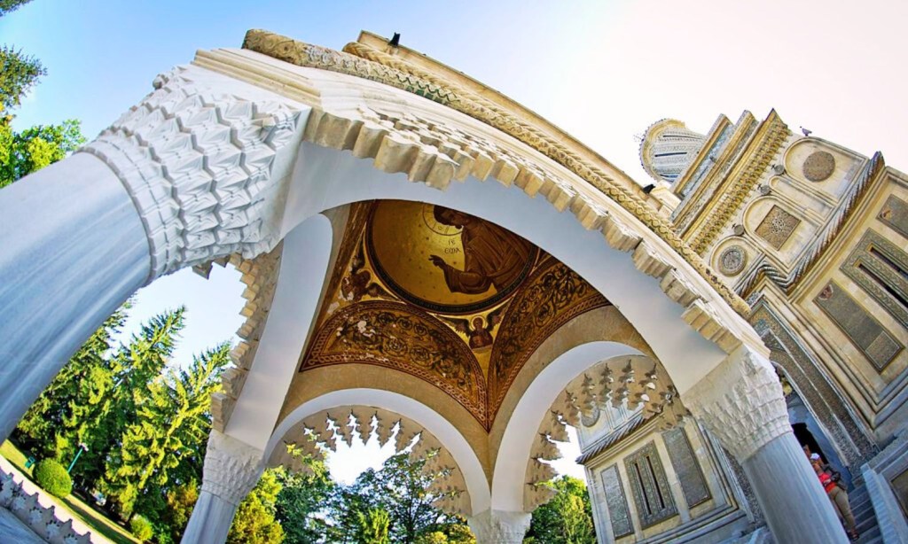 A Visit to the Majestic Curtea de Argeş Monastery: An Experience to&nbsp;Remember